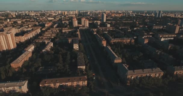 Aérien de rues et de gratte-ciel au lever du soleil. Paysage urbain du matin d'été depuis une vue d'oiseau. Survol de la métropole. Matin ensoleillé, ciel bleu. Beaucoup d'arbres verts dans les rues .