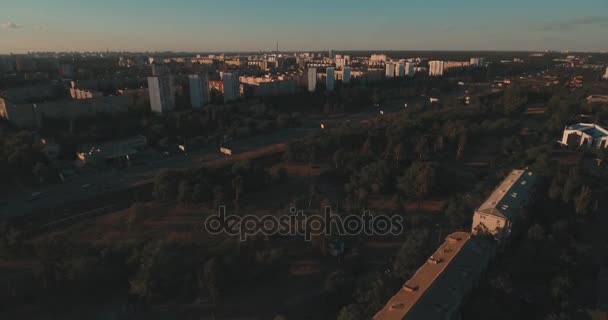 Luchtfoto Van Straten Hoogbouw Bij Zonsopgang Zomer Ochtend Stadsgezicht Van — Stockvideo