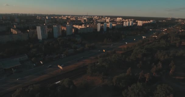 Luchtfoto Van Straten Hoogbouw Bij Zonsopgang Zomer Ochtend Stadsgezicht Van — Stockvideo