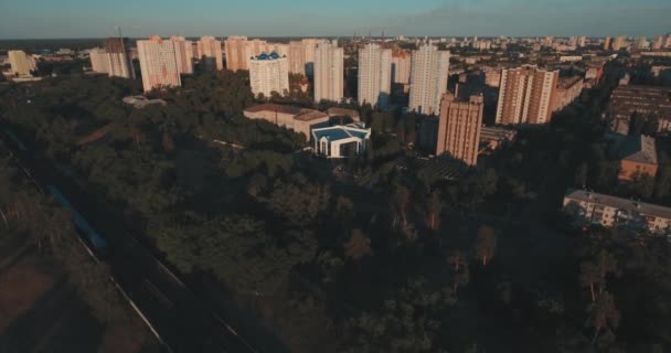 Luchtfoto Van Straten Hoogbouw Bij Zonsopgang Zomer Ochtend Stadsgezicht Van — Stockvideo