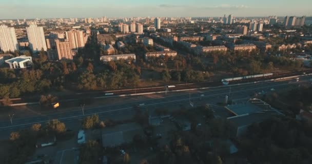 Aérea Calles Edificios Gran Altura Amanecer Paisaje Urbano Matutino Verano — Vídeos de Stock