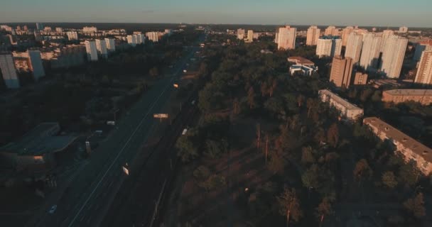 Légi Utcák Sokemeletes Épületek Napkeltekor Nyári Reggel Városkép Egy Madártávlatból — Stock videók