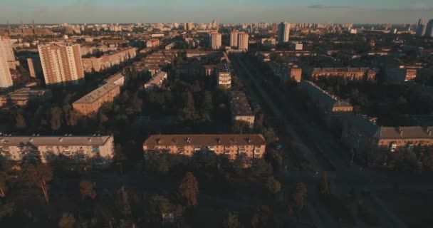Αεροφωτογραφία Του Δρόμους Και Πολυώροφα Κτίρια Ανατολή Του Ηλίου Αστικό — Αρχείο Βίντεο