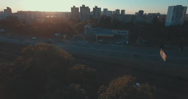 Antenne Von Straßen Und Hochhäusern Bei Sonnenaufgang Sommermorgen Stadtbild Aus — Stockvideo