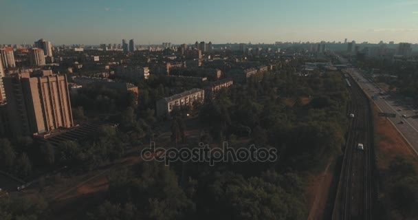 Antenne Von Straßen Und Hochhäusern Bei Sonnenaufgang Sommermorgen Stadtbild Aus — Stockvideo