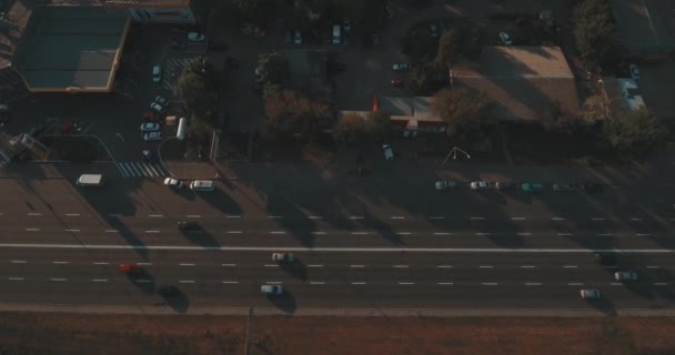 日の出高層建物の航空写真 鳥の目のビューから夏の朝の街並み 大都市以上のフライト 晴れた朝 青い空 路上では緑の木々 の多く — ストック動画