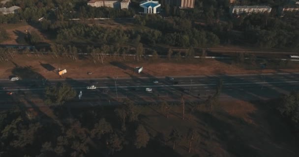 Luchtfoto Van Straten Hoogbouw Bij Zonsopgang Zomer Ochtend Stadsgezicht Van — Stockvideo