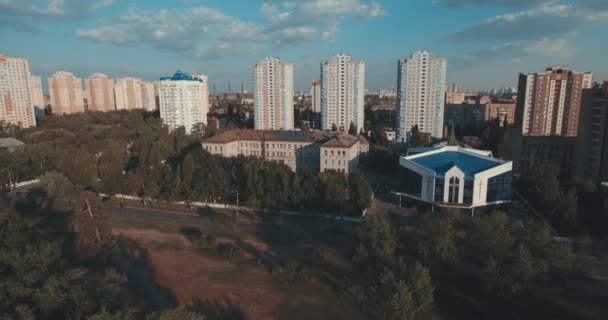 Aérea Calles Edificios Gran Altura Amanecer Paisaje Urbano Matutino Verano — Vídeo de stock