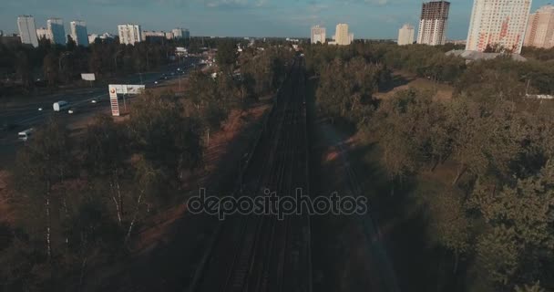 Αεροφωτογραφία Του Δρόμους Και Πολυώροφα Κτίρια Ανατολή Του Ηλίου Αστικό — Αρχείο Βίντεο