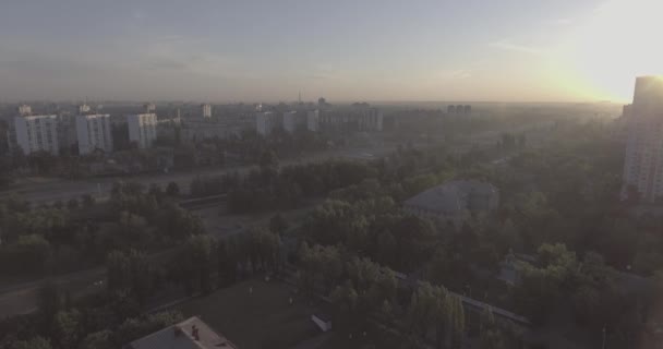 Luchtfoto Van Straten Hoogbouw Bij Zonsopgang Zomer Ochtend Stadsgezicht Van — Stockvideo