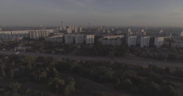 空中的街道和高层建筑在日出 夏日清晨的城市景观从鸟瞰图 在大都会上空飞行晴朗的早晨 街道上有许多绿树 — 图库视频影像