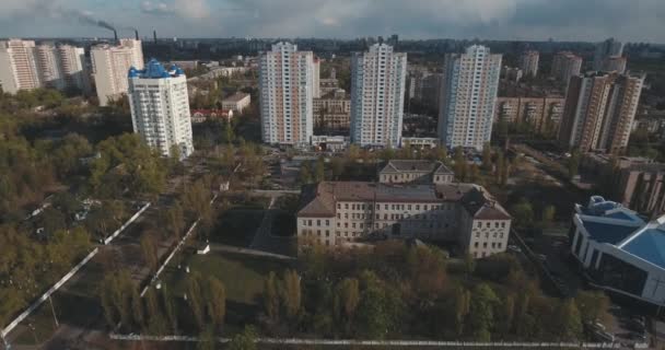 Luchtfoto Van Straten Hoogbouw Bij Zonsopgang Zomer Ochtend Stadsgezicht Van — Stockvideo