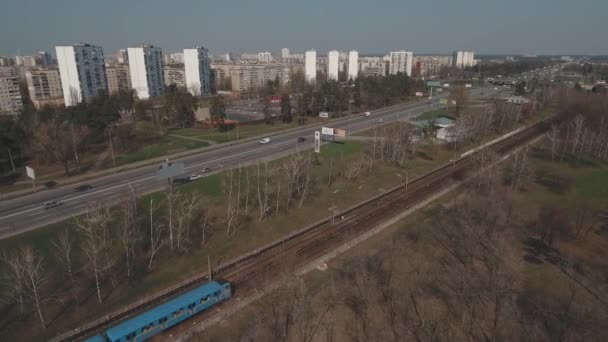 Metro Treninin Hava Metro Araçları Platformu Üzerinde Geliyor Metro Treni — Stok video