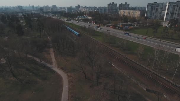 Metro Treninin Hava Metro Araçları Platformu Üzerinde Geliyor Metro Treni — Stok video