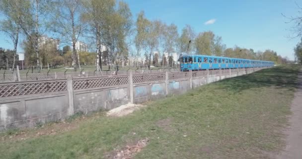 Tunneltåg Antenn Tunnelbanevagnar Anländer Plattformen Tunnelbanan Rider Igenom Stadens Gata — Stockvideo