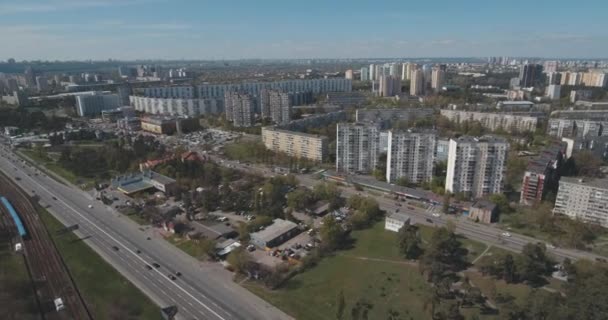 Train de métro, aérien. Les voitures de métro arrivent sur le quai. Le métro traverse la rue de la ville. Paysage urbain, le métro se déplace. Journée d'été, transport urbain transporte des passagers .