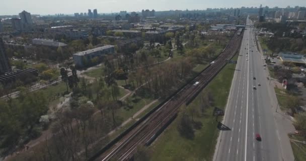 Train de métro, aérien. Les voitures de métro arrivent sur le quai. Le métro traverse la rue de la ville. Paysage urbain, le métro se déplace. Journée d'été, transport urbain transporte des passagers .