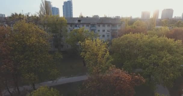 城市的住宅区在日落 城市景观 公园和广场的高度 夏天的晚上 公寓的房子 绿树成荫 Dnepr 河与汽车的足迹 人们在公园休息 — 图库视频影像