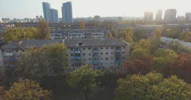 공중에서 높이에서 사각형입니다 아파트 나무입니다 Dnepr 강입니다 자동차와 산책로입니다 사람들이 — 비디오