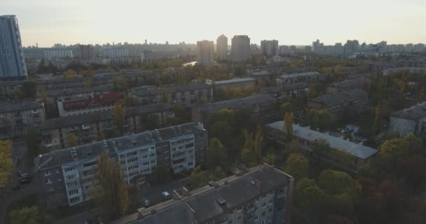 Woonwijk Van Stad Bij Zonsondergang Luchtfoto Stadsgezicht Parken Pleinen Van — Stockvideo