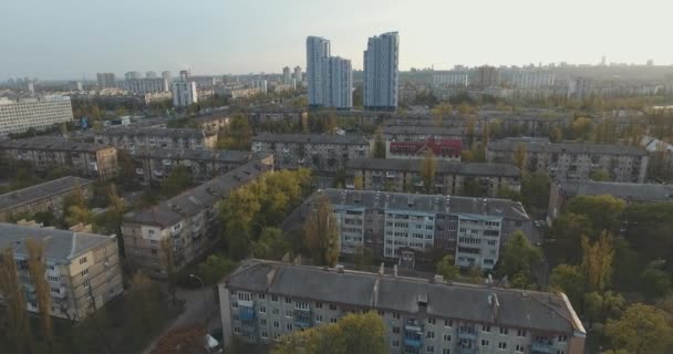 城市的住宅区在日落 城市景观 公园和广场的高度 夏天的晚上 公寓的房子 绿树成荫 Dnepr 河与汽车的足迹 人们在公园休息 — 图库视频影像
