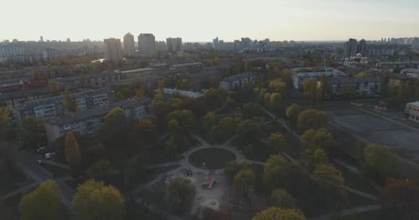 Κατοικημένη Περιοχή Της Πόλης Στο Ηλιοβασίλεμα Εναέρια Αστικό Τοπίο Πάρκα — Αρχείο Βίντεο