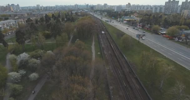 Κατοικημένη Περιοχή Της Πόλης Στο Ηλιοβασίλεμα Εναέρια Αστικό Τοπίο Πάρκα — Αρχείο Βίντεο