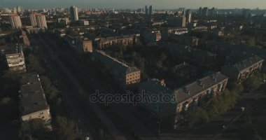 Kentsel peyzaj eski şehir, hava. Cityscape Kiev yukarıdan. Yaz gecesi, günbatımı, evler, yollar ve araçların. İnsanlar kaldırımda yürümek. Şehir çeyreğinde yeşil ağaçlar.