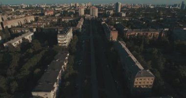 Kentsel peyzaj eski şehir, hava. Cityscape Kiev yukarıdan. Yaz gecesi, günbatımı, evler, yollar ve araçların. İnsanlar kaldırımda yürümek. Şehir çeyreğinde yeşil ağaçlar.