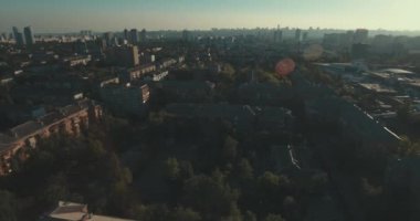 Kentsel peyzaj eski şehir, hava. Cityscape Kiev yukarıdan. Yaz gecesi, günbatımı, evler, yollar ve araçların. İnsanlar kaldırımda yürümek. Şehir çeyreğinde yeşil ağaçlar.