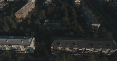 Kentsel peyzaj eski şehir, hava. Cityscape Kiev yukarıdan. Yaz gecesi, günbatımı, evler, yollar ve araçların. İnsanlar kaldırımda yürümek. Şehir çeyreğinde yeşil ağaçlar.