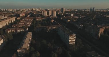 Kentsel peyzaj eski şehir, hava. Cityscape Kiev yukarıdan. Yaz gecesi, günbatımı, evler, yollar ve araçların. İnsanlar kaldırımda yürümek. Şehir çeyreğinde yeşil ağaçlar.