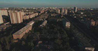 Kentsel peyzaj eski şehir, hava. Cityscape Kiev yukarıdan. Yaz gecesi, günbatımı, evler, yollar ve araçların. İnsanlar kaldırımda yürümek. Şehir çeyreğinde yeşil ağaçlar.