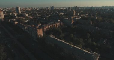 Kentsel peyzaj eski şehir, hava. Cityscape Kiev yukarıdan. Yaz gecesi, günbatımı, evler, yollar ve araçların. İnsanlar kaldırımda yürümek. Şehir çeyreğinde yeşil ağaçlar.
