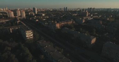 Kentsel peyzaj eski şehir, hava. Cityscape Kiev yukarıdan. Yaz gecesi, günbatımı, evler, yollar ve araçların. İnsanlar kaldırımda yürümek. Şehir çeyreğinde yeşil ağaçlar.