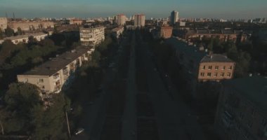Kentsel peyzaj eski şehir, hava. Cityscape Kiev yukarıdan. Yaz gecesi, günbatımı, evler, yollar ve araçların. İnsanlar kaldırımda yürümek. Şehir çeyreğinde yeşil ağaçlar.