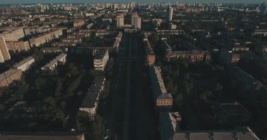Kentsel peyzaj eski şehir, hava. Cityscape Kiev yukarıdan. Yaz gecesi, günbatımı, evler, yollar ve araçların. İnsanlar kaldırımda yürümek. Şehir çeyreğinde yeşil ağaçlar.