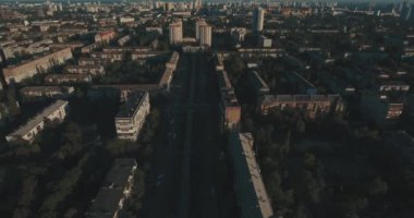 Kentsel peyzaj eski şehir, hava. Cityscape Kiev yukarıdan. Yaz gecesi, günbatımı, evler, yollar ve araçların. İnsanlar kaldırımda yürümek. Şehir çeyreğinde yeşil ağaçlar.