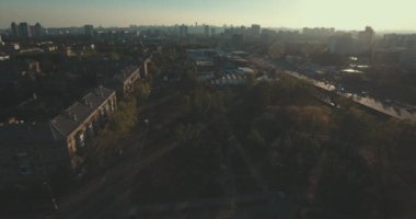 Kentsel peyzaj eski şehir, hava. Cityscape Kiev yukarıdan. Yaz gecesi, günbatımı, evler, yollar ve araçların. İnsanlar kaldırımda yürümek. Şehir çeyreğinde yeşil ağaçlar.