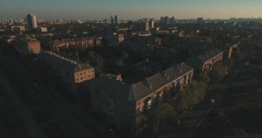 Kentsel peyzaj eski şehir, hava. Cityscape Kiev yukarıdan. Yaz gecesi, günbatımı, evler, yollar ve araçların. İnsanlar kaldırımda yürümek. Şehir çeyreğinde yeşil ağaçlar.