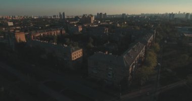 Kentsel peyzaj eski şehir, hava. Cityscape Kiev yukarıdan. Yaz gecesi, günbatımı, evler, yollar ve araçların. İnsanlar kaldırımda yürümek. Şehir çeyreğinde yeşil ağaçlar.