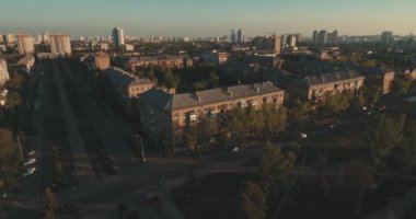 Kentsel peyzaj eski şehir, hava. Cityscape Kiev yukarıdan. Yaz gecesi, günbatımı, evler, yollar ve araçların. İnsanlar kaldırımda yürümek. Şehir çeyreğinde yeşil ağaçlar.