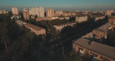Şehir manzarası, Moskova Köprüsü, Kiev. Güneşli bir yaz bir köprü hava fotoğrafçılığı. Bir kuş bakışı Dinyeper nehrinden üzerinde köprü. Fon karşı Dinyeper Nehri.