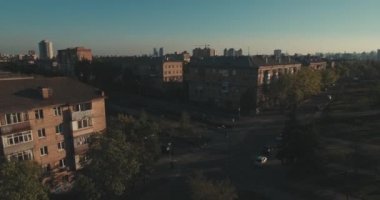 Şehir manzarası, Moskova Köprüsü, Kiev. Güneşli bir yaz bir köprü hava fotoğrafçılığı. Bir kuş bakışı Dinyeper nehrinden üzerinde köprü. Fon karşı Dinyeper Nehri.