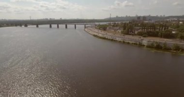 Şehir manzarası, Moskova Köprüsü, Kiev. Güneşli bir yaz bir köprü hava fotoğrafçılığı. Bir kuş bakışı Dinyeper nehrinden üzerinde köprü. Fon karşı Dinyeper Nehri.