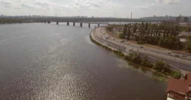 Şehir manzarası, Moskova Köprüsü, Kiev. Güneşli bir yaz bir köprü hava fotoğrafçılığı. Bir kuş bakışı Dinyeper nehrinden üzerinde köprü. Fon karşı Dinyeper Nehri.