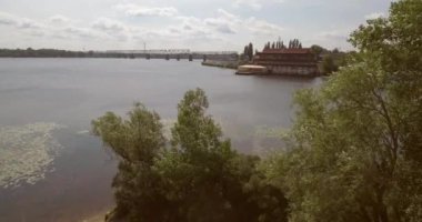 Şehir manzarası, Moskova Köprüsü, Kiev. Güneşli bir yaz bir köprü hava fotoğrafçılığı. Bir kuş bakışı Dinyeper nehrinden üzerinde köprü. Fon karşı Dinyeper Nehri.