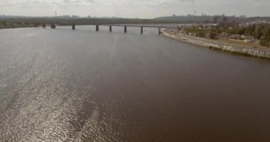 Şehir manzarası, Moskova Köprüsü, Kiev. Güneşli bir yaz bir köprü hava fotoğrafçılığı. Bir kuş bakışı Dinyeper nehrinden üzerinde köprü. Fon karşı Dinyeper Nehri.