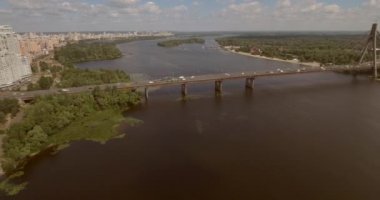Şehir manzarası, Moskova Köprüsü, Kiev. Güneşli bir yaz bir köprü hava fotoğrafçılığı. Bir kuş bakışı Dinyeper nehrinden üzerinde köprü. Fon karşı Dinyeper Nehri.