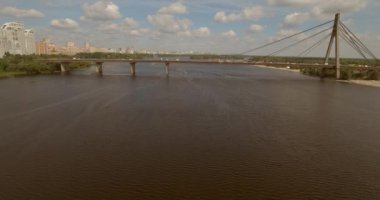 Şehir manzarası, Moskova Köprüsü, Kiev. Güneşli bir yaz bir köprü hava fotoğrafçılığı. Bir kuş bakışı Dinyeper nehrinden üzerinde köprü. Fon karşı Dinyeper Nehri.